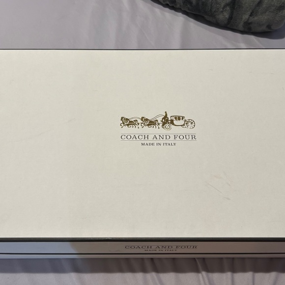 Boots coach and four - Picture 3 of 6